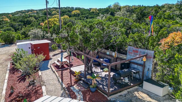 889 E 24th, Lakehills, TX 78063