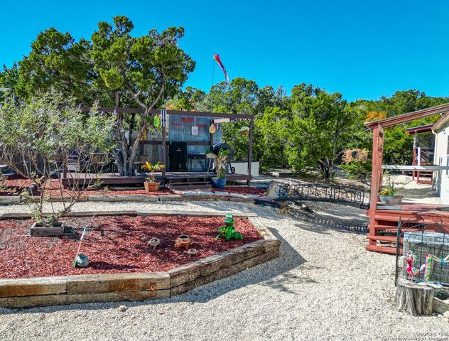 889 E 24th, Lakehills, TX 78063