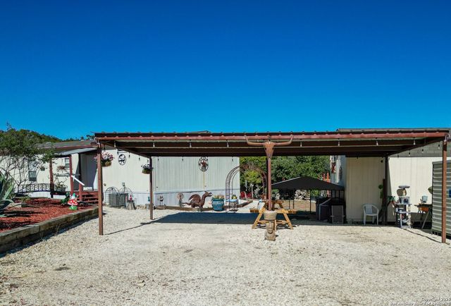 889 E 24th, Lakehills, TX 78063