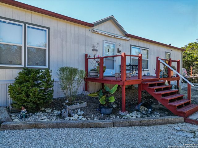 889 E 24th, Lakehills, TX 78063