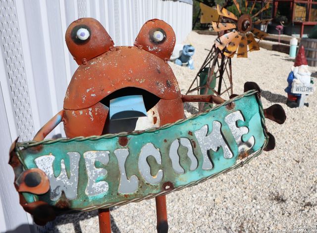 889 E 24th, Lakehills, TX 78063