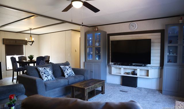 889 E 24th, Lakehills, TX 78063