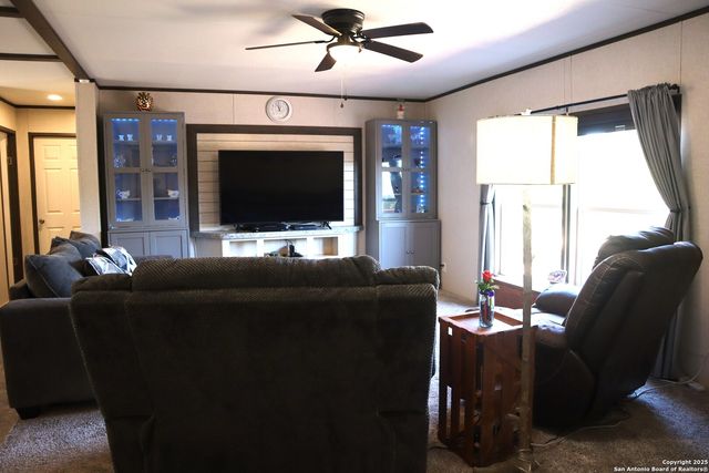 889 E 24th, Lakehills, TX 78063