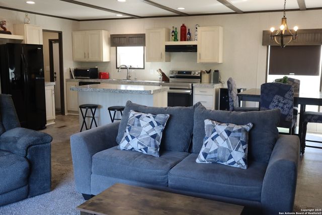 889 E 24th, Lakehills, TX 78063