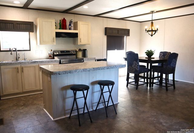 889 E 24th, Lakehills, TX 78063