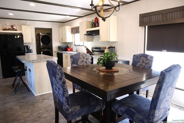 889 E 24th, Lakehills, TX 78063