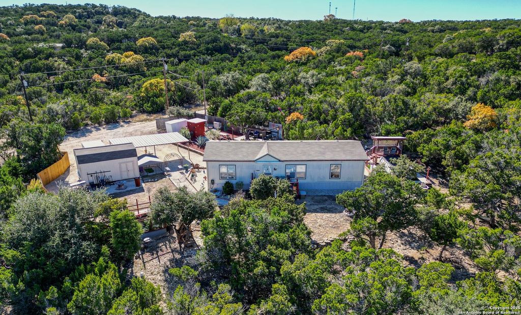 889 E 24th, Lakehills, TX 78063