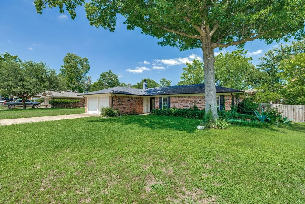 914 S Hyde Park Avenue, Denison, TX 75020