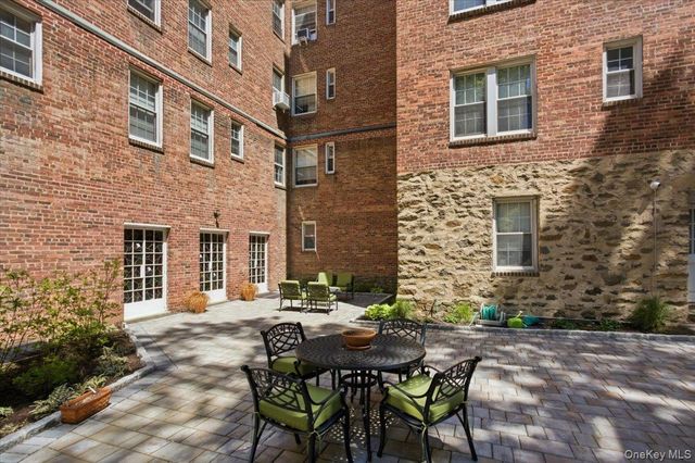 21 N Chatsworth Avenue 2J, Larchmont, NY 10538