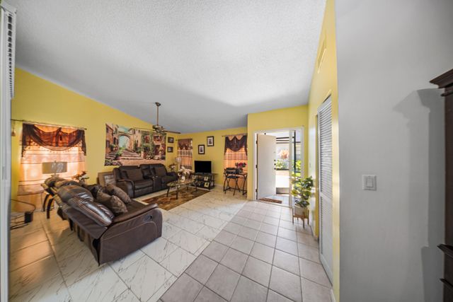 4255 Willow Pond Circle A, West Palm Beach, FL 33417