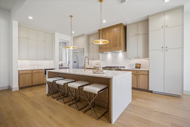 1622 Candlelight, Houston, TX 77018