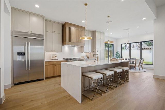 1622 Candlelight, Houston, TX 77018