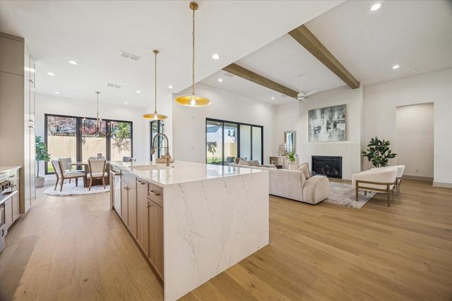 1622 Candlelight, Houston, TX 77018