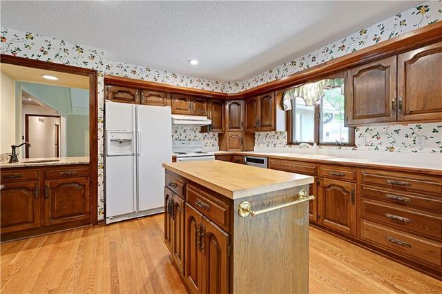 4975 W 88 Street, Prairie Village, KS 66207