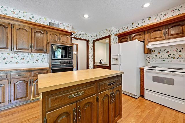 4975 W 88 Street, Prairie Village, KS 66207