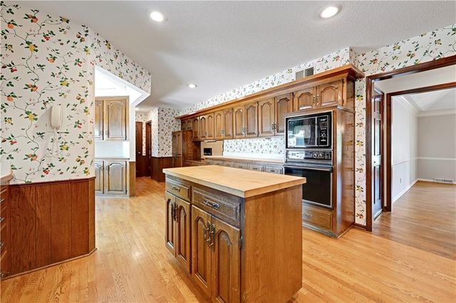 4975 W 88 Street, Prairie Village, KS 66207