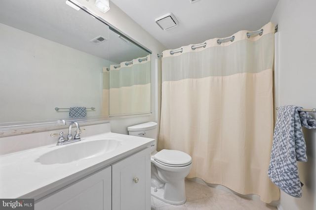 17 NEWTOWN CT, Mount Laurel, NJ 08054