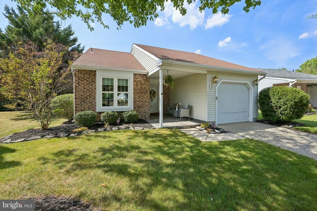 17 NEWTOWN CT, Mount Laurel, NJ 08054