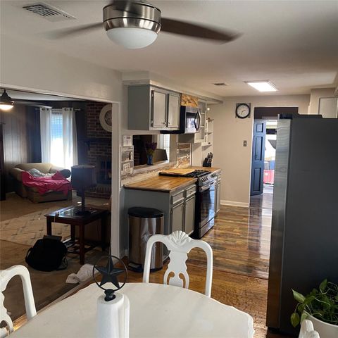 123 Lone Oak Drive, Highlands, TX 77562