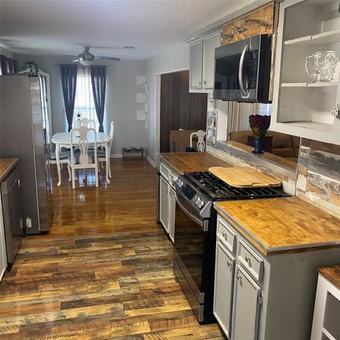 123 Lone Oak Drive, Highlands, TX 77562