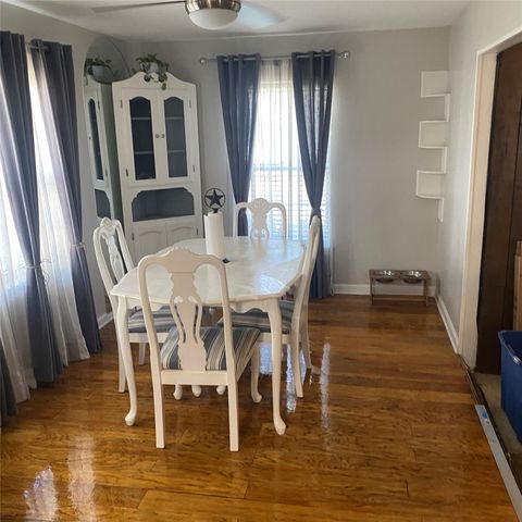 123 Lone Oak Drive, Highlands, TX 77562