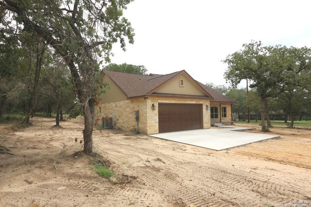 819 Shady Grove Lane, Adkins, TX 78101
