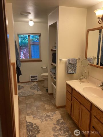 21 N Beaver Place N, Hoodsport, WA 98548