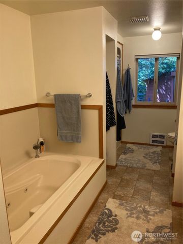 21 N Beaver Place N, Hoodsport, WA 98548