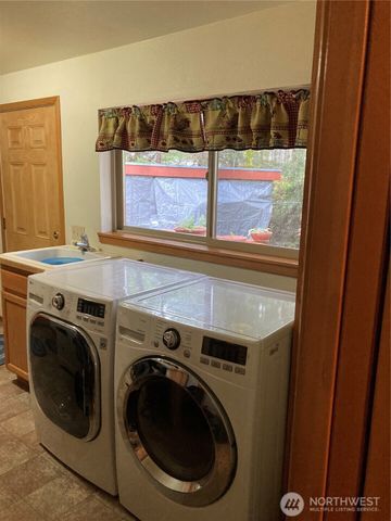 21 N Beaver Place N, Hoodsport, WA 98548