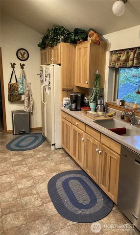 21 N Beaver Place N, Hoodsport, WA 98548