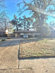 265 E SHELBY DR, Memphis, TN 38109