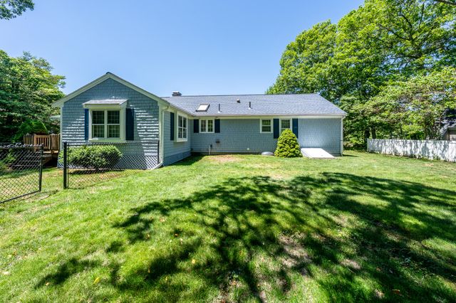 18 Goat Field Lane, Hyannis, MA 02601