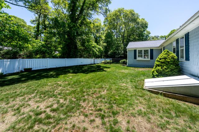 18 Goat Field Lane, Hyannis, MA 02601