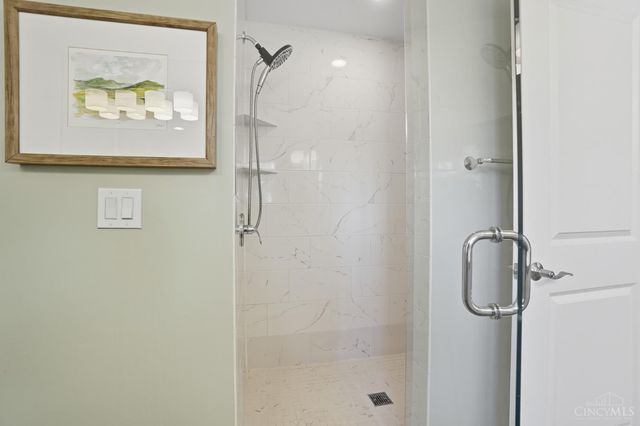 3633 Stettinius Avenue, Cincinnati, OH 45208