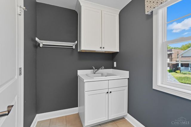 3633 Stettinius Avenue, Cincinnati, OH 45208