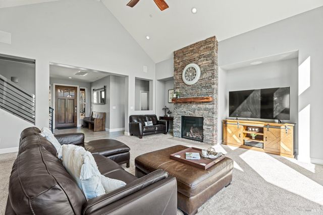 4561 Lake Ridge Rd, Ukiah, CA 95482