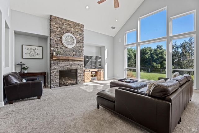 4561 Lake Ridge Rd, Ukiah, CA 95482