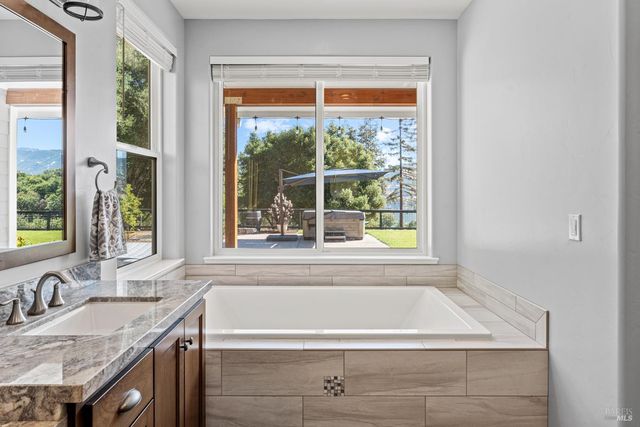 4561 Lake Ridge Rd, Ukiah, CA 95482