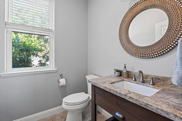 4561 Lake Ridge Rd, Ukiah, CA 95482