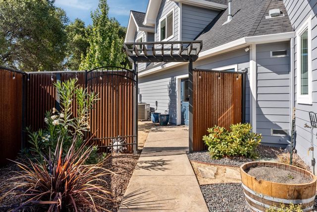 4561 Lake Ridge Rd, Ukiah, CA 95482