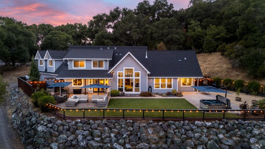 4561 Lake Ridge Rd, Ukiah, CA 95482