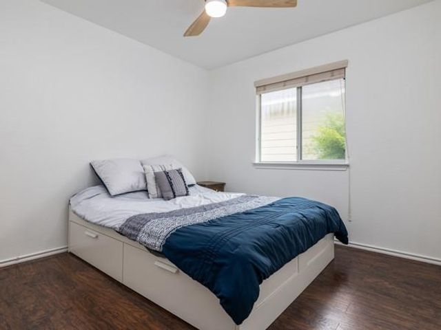536 W Metcalfe ST, Hutto, TX 78634