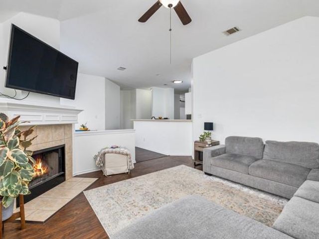 536 W Metcalfe ST, Hutto, TX 78634