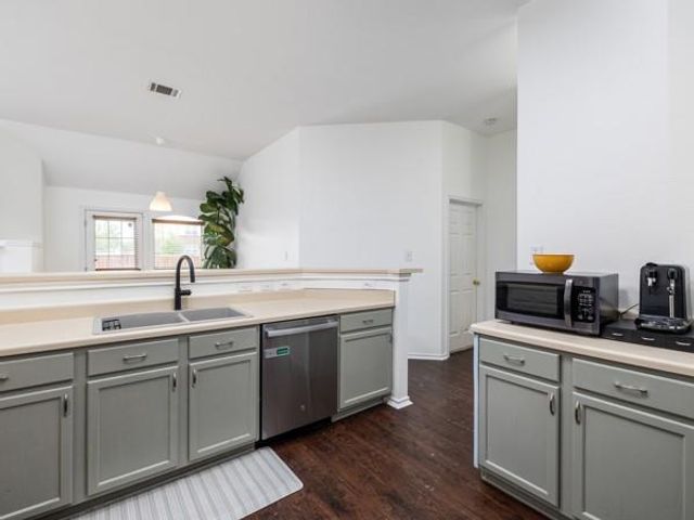 536 W Metcalfe ST, Hutto, TX 78634