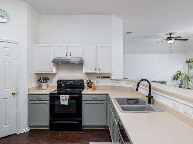 536 W Metcalfe ST, Hutto, TX 78634