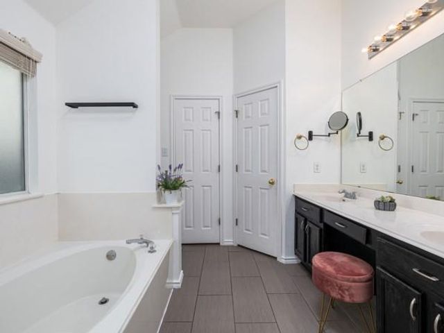 536 W Metcalfe ST, Hutto, TX 78634