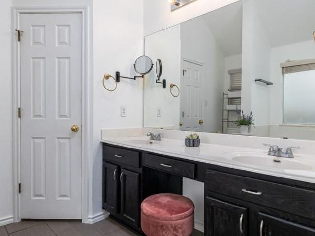 536 W Metcalfe ST, Hutto, TX 78634