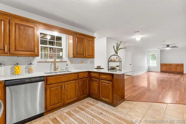 1604 N Delaware Street, Chouteau, OK 74337