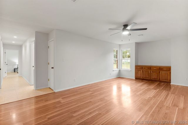 1604 N Delaware Street, Chouteau, OK 74337