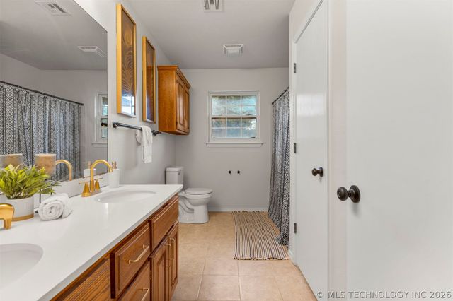 1604 N Delaware Street, Chouteau, OK 74337